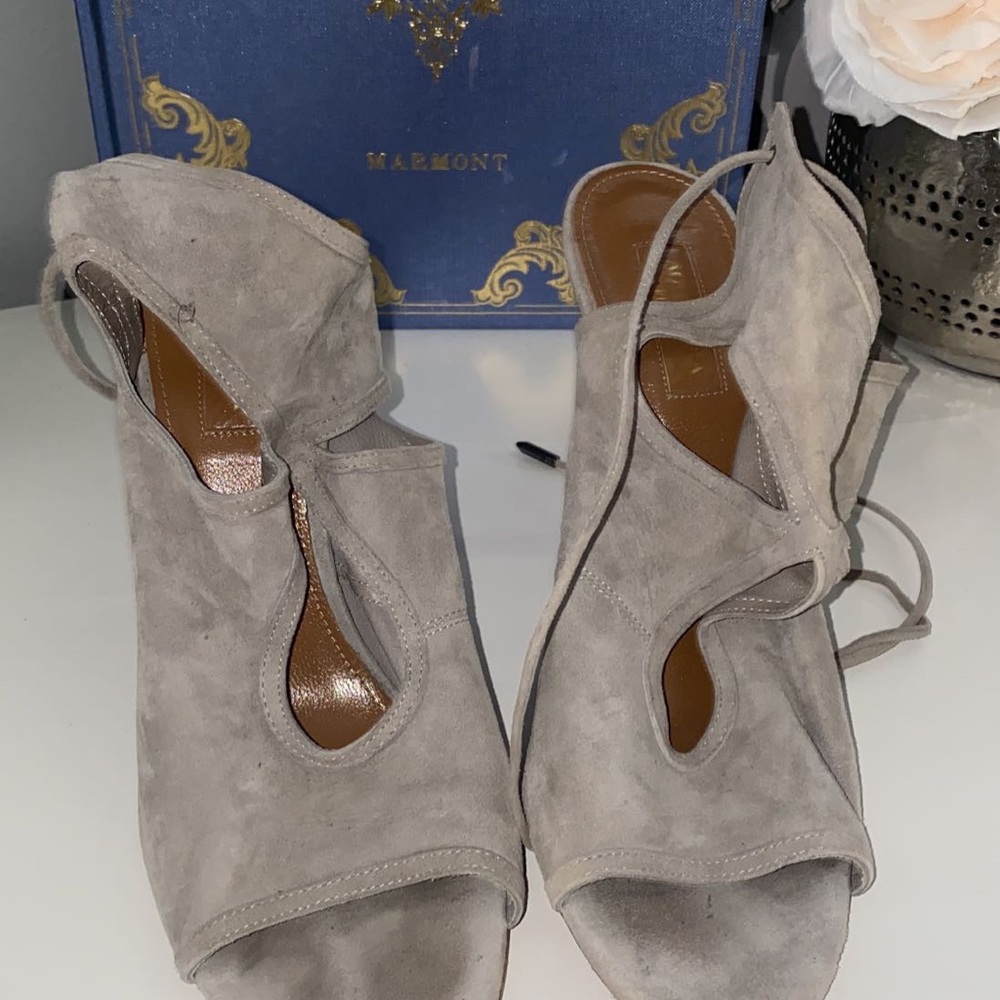 Suede cutout accent sandals 39